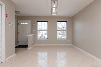 1 Lexington Way in Middletown, NY - Foto de edificio - Building Photo