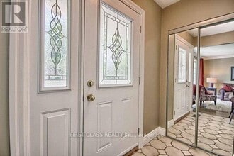 28 Collins Crescent in Aurora, ON - Building Photo - Building Photo