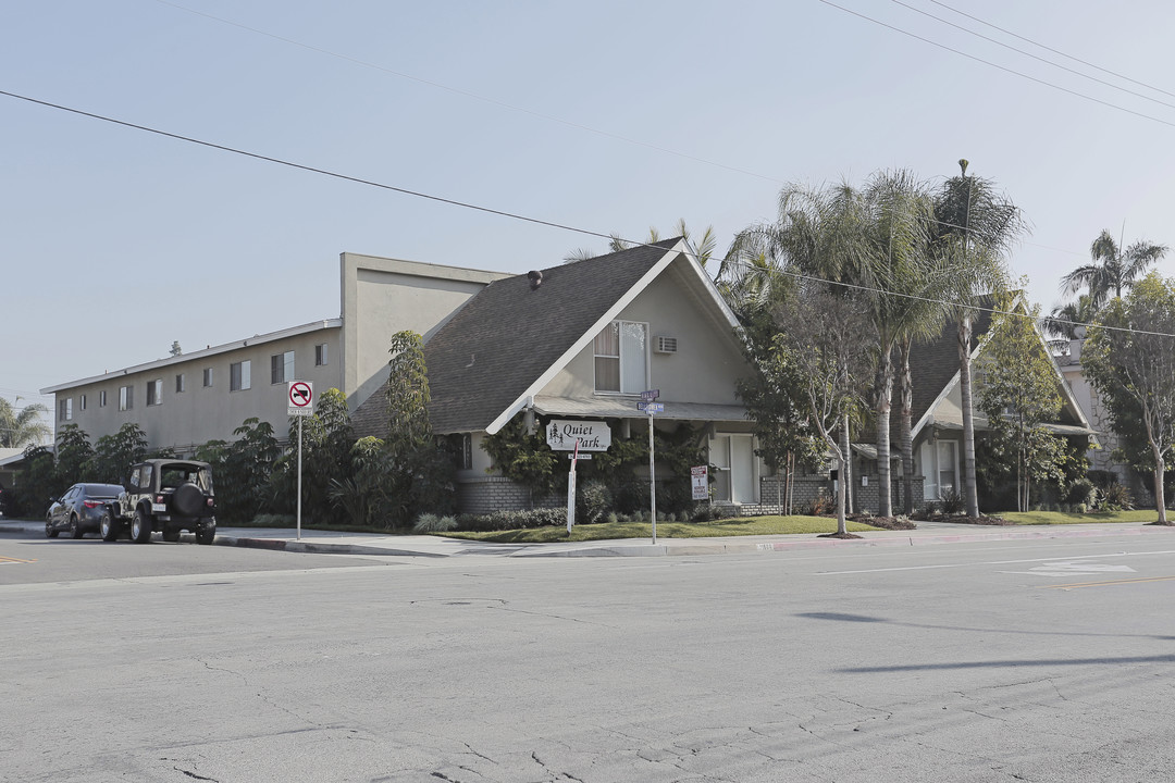 Quiet Park in Downey, CA - Foto de edificio