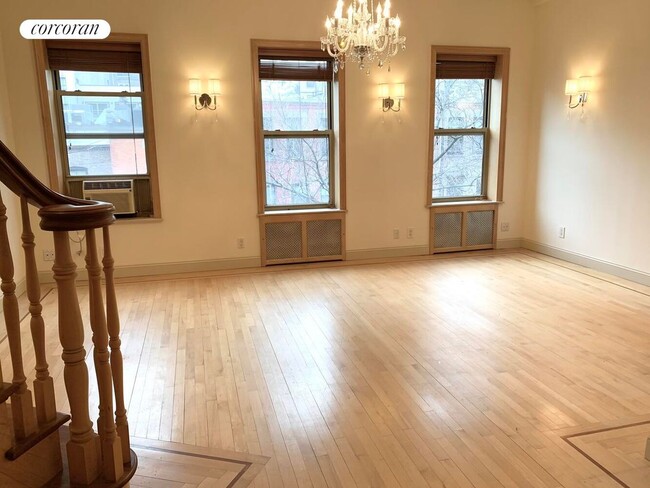 25 W 70th St in New York, NY - Building Photo - Building Photo