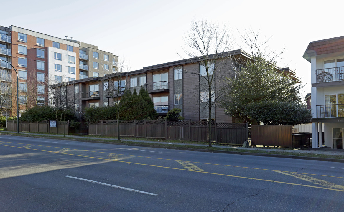 Kingsway Manor in Vancouver, BC - Building Photo