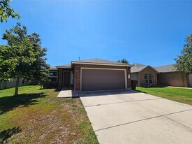 412 Summerside Ave in Lockhart, TX - Building Photo