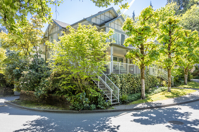 1475 Deep Cove Rd in North Vancouver, BC - Building Photo - Building Photo