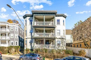 427 Medford St, Unit 3 Apartamentos