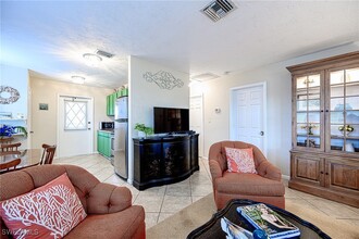 4767 W Alhambra Cir in Naples, FL - Foto de edificio - Building Photo