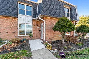 1018 Harbour Dr in Palmyra, NJ - Building Photo