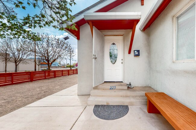 223 Stanford Dr SE in Albuquerque, NM - Building Photo - Building Photo