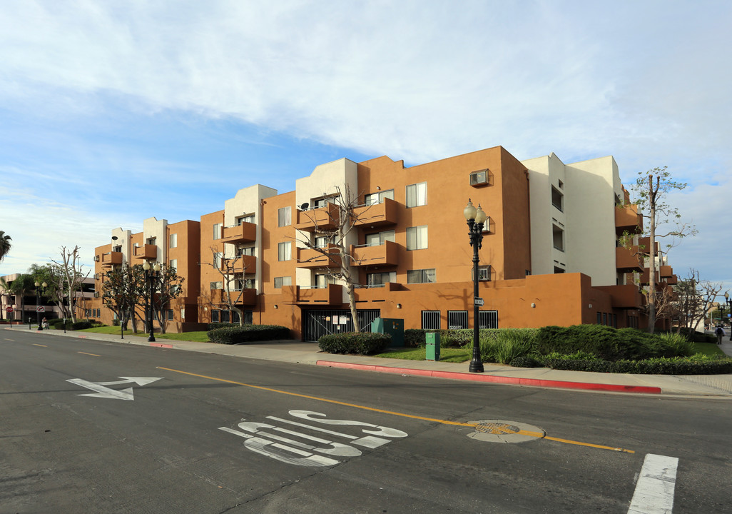 Garden Court Apartments in Santa Ana, CA - Building Photo