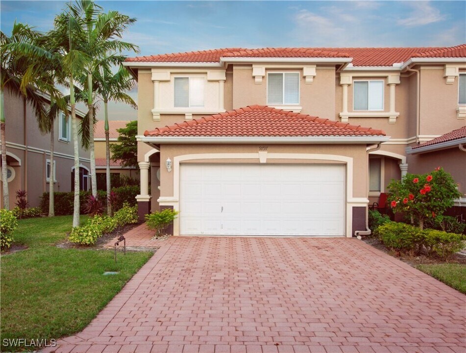 9797 Roundstone Cir in Ft. Myers, FL - Building Photo