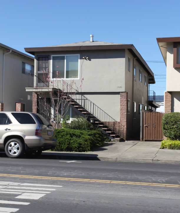 1420 Laurel St in San Carlos, CA - Building Photo