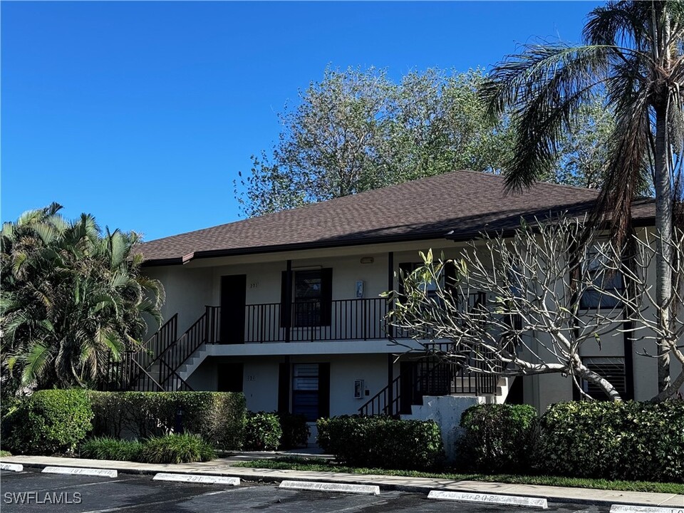 400 Misty Pines Cir in Naples, FL - Foto de edificio