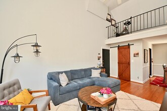 3080 S Abingdon St-Unit -C2 in Arlington, VA - Foto de edificio - Building Photo