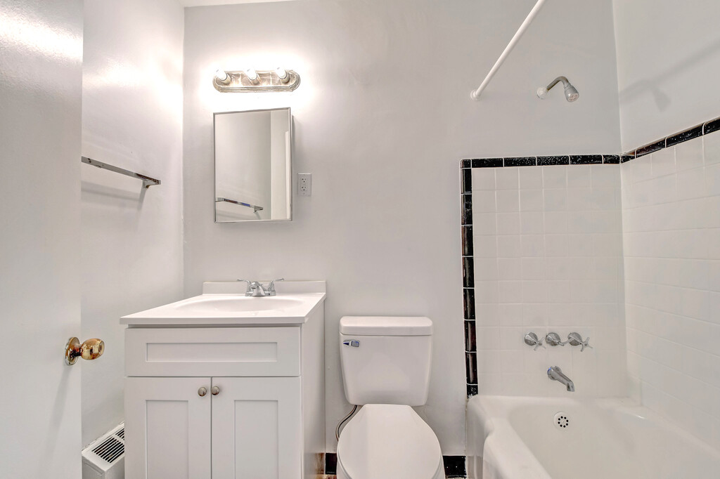 Chatham Grove Apartments in Chicago, IL