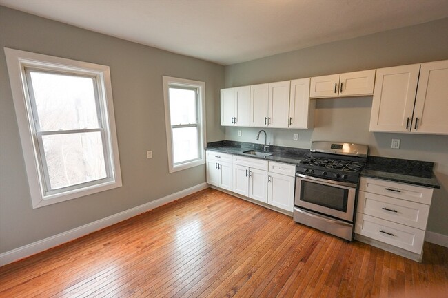 23 Barry St, Unit 3 in Boston, MA - Building Photo - Building Photo