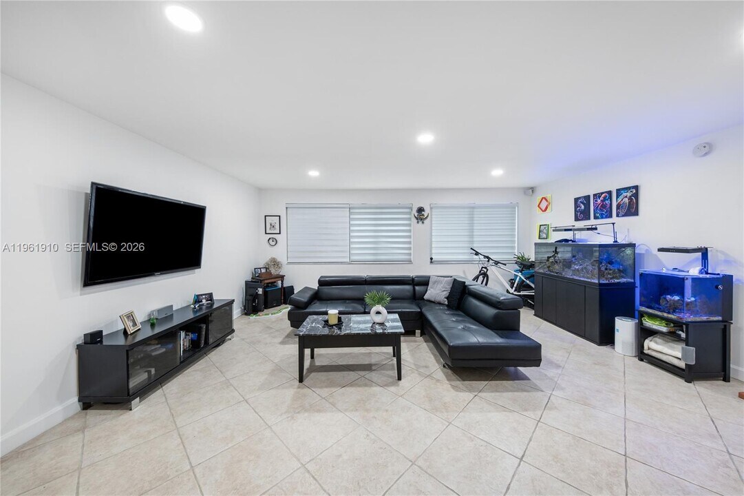 9971 W Bay Harbor Dr in Bay Harbor Islands, FL - Building Photo