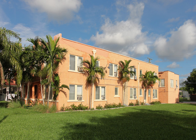 1621 Van Buren St in Hollywood, FL - Foto de edificio - Building Photo