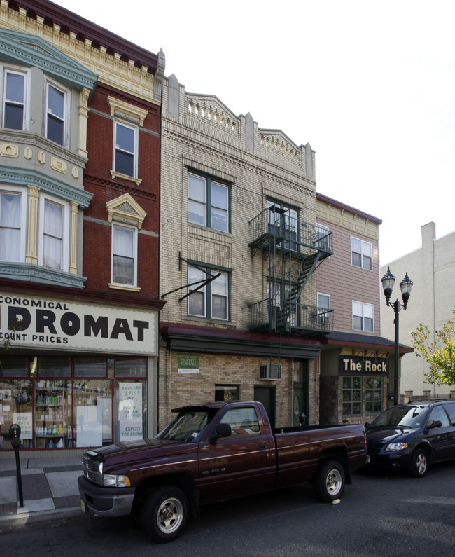 208 Broadway in Bayonne, NJ - Foto de edificio - Building Photo