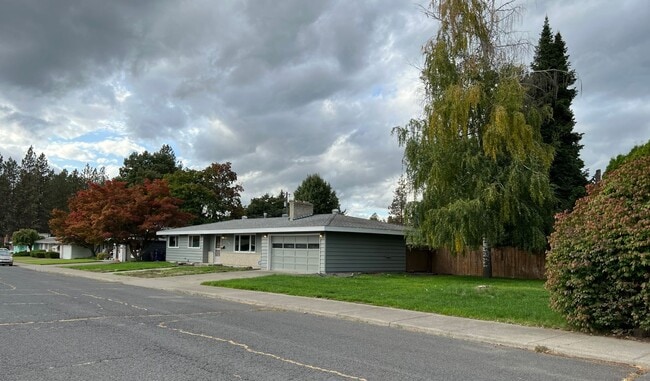 property at 3728 W Delbert Ave