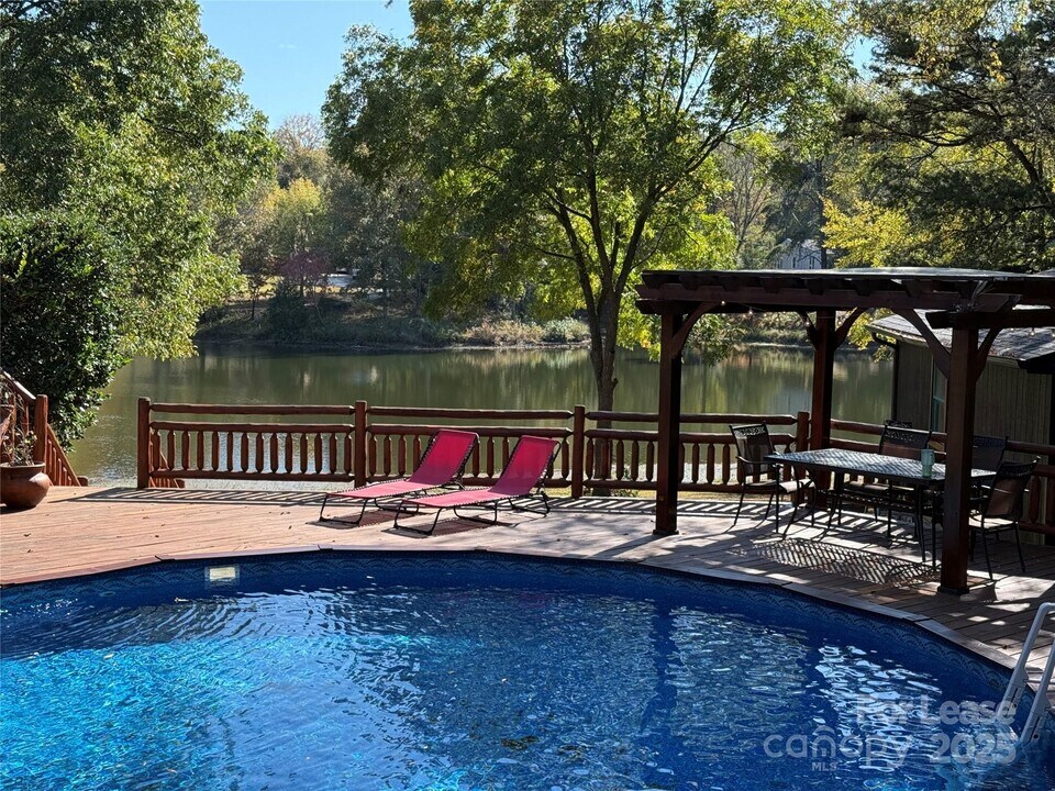 1011 Lakeshore Dr in Belmont, NC - Foto de edificio