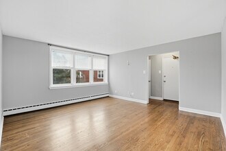 2412 W Farragut Ave in Chicago, IL - Building Photo - Building Photo