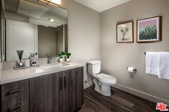 687 S Hobart Blvd in Los Angeles, CA - Foto de edificio - Building Photo