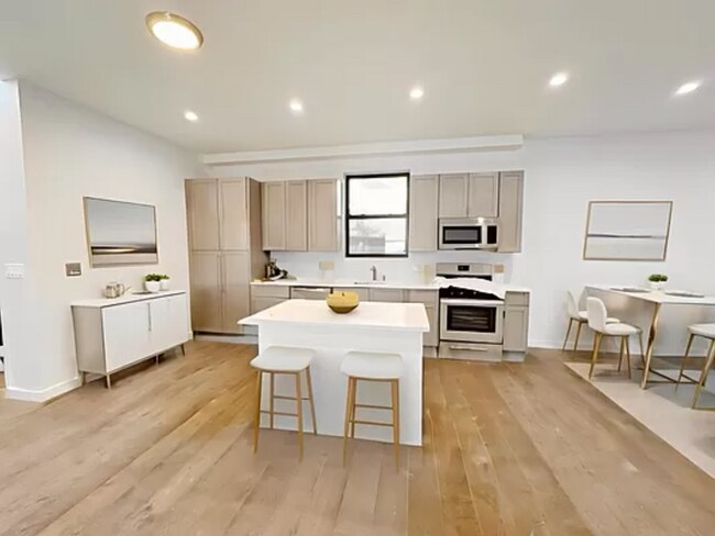 433 W 44th St in New York, NY - Building Photo - Building Photo