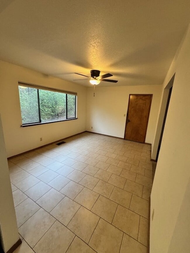 8856 Olney Park Dr in Redding, CA - Building Photo - Building Photo