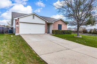 214 Sylvan St in Hutto, TX - Building Photo - Building Photo