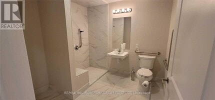 32 Wellington St E in Aurora, ON - Building Photo - Building Photo