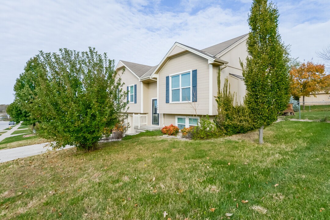 1608 Johnston Dr in Raymore, MO - Foto de edificio