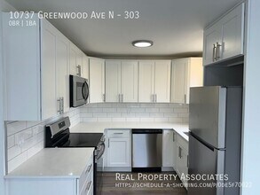 10737 Greenwood Ave N in Seattle, WA - Foto de edificio - Building Photo