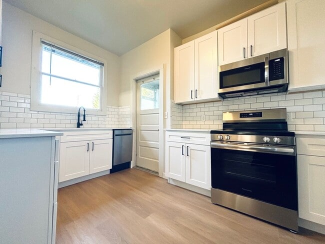 814 NE 71st St in Seattle, WA - Building Photo - Building Photo