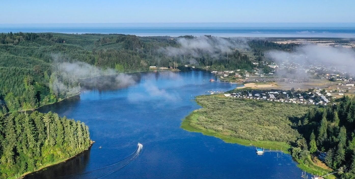 125 S 8th St in Lakeside, OR - Foto de edificio