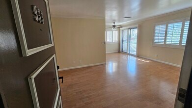 18149 Sundowner Way, Unit 933 in Santa Clarita, CA - Building Photo - Building Photo