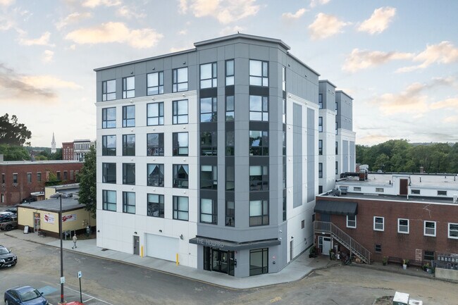 The Howard in Rochester, NH - Foto de edificio - Building Photo