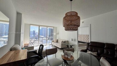 1750 N Bayshore Dr, Unit 1810 in Miami, FL - Foto de edificio - Building Photo
