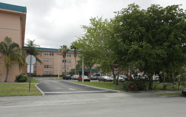 College Park Towers in Miami, FL - Building Photo - Building Photo