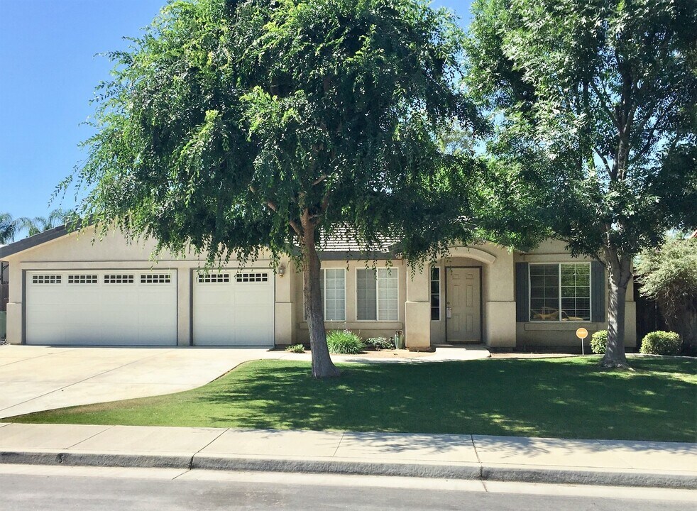 5801 Roscomare St in Bakersfield, CA - Building Photo