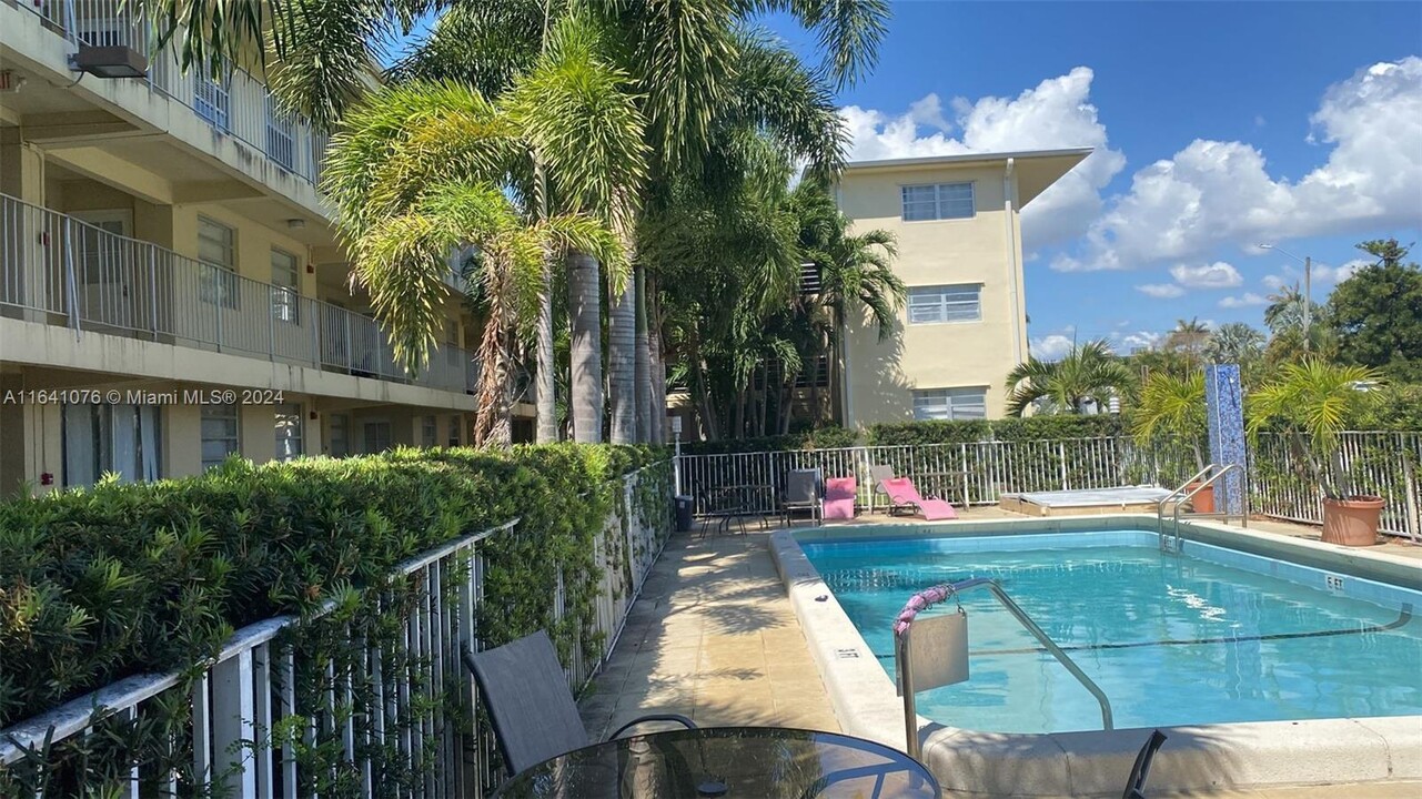 1100 NE 1st Ct-Unit -104 in Hallandale Beach, FL - Building Photo