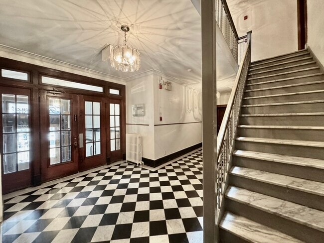 property at 3855 Northcliffe Av