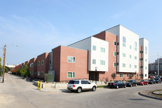 Prime Place Lincoln - Student Apartments in Lincoln, NE - Foto de edificio - Building Photo