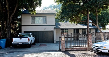 4 Unit Apartment in East Palo Alto, CA - Building Photo - Building Photo