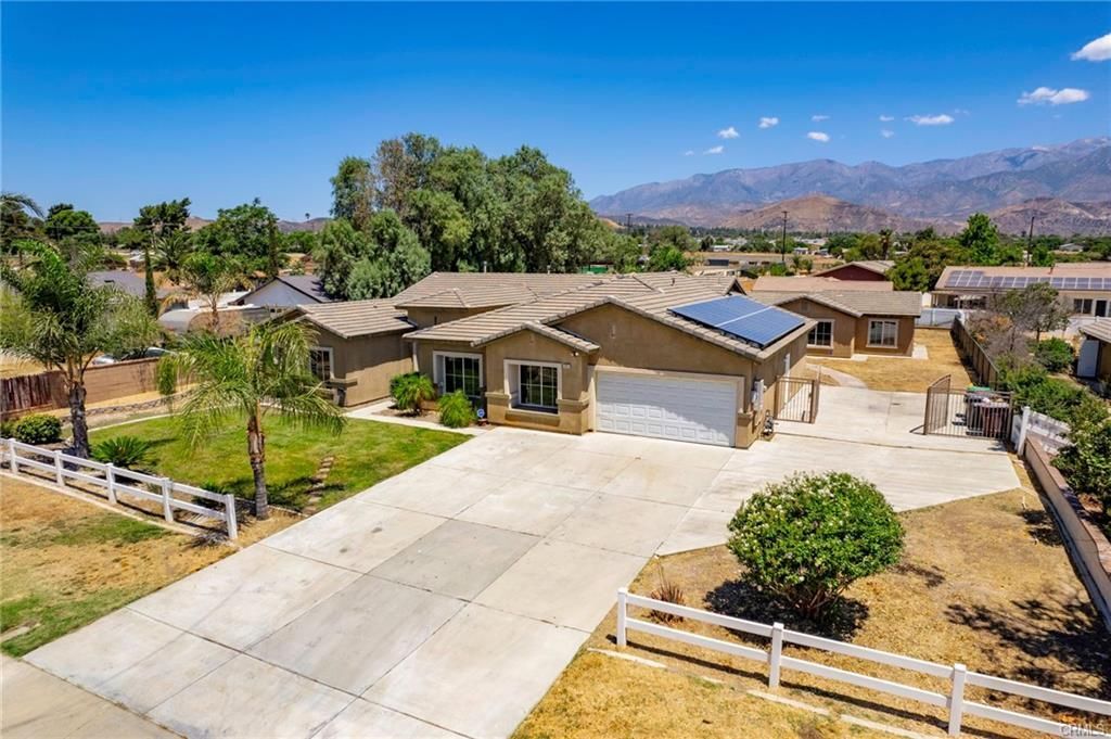 1037 Charles St in Banning, CA - Building Photo