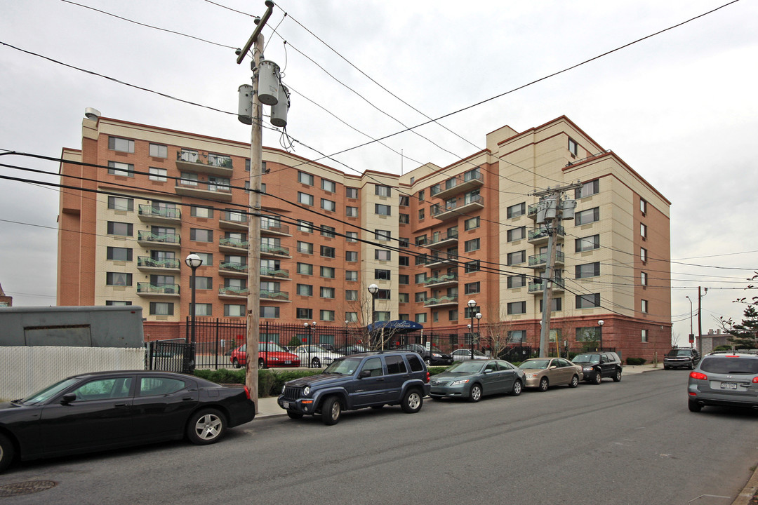 Ocean Grande in Far Rockaway, NY - Building Photo