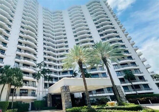 3300 NE 191st St, Unit 416 in Aventura, FL - Building Photo - Building Photo