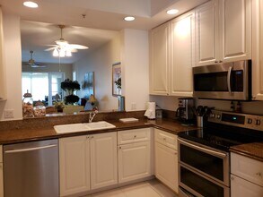 16 Harbour Isle Dr W-Unit -105 in Fort Pierce, FL - Foto de edificio - Building Photo