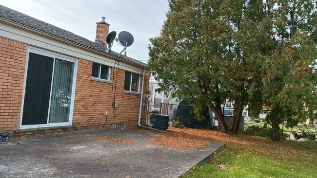 15249 Roycroft St in Roseville, MI - Foto de edificio - Building Photo