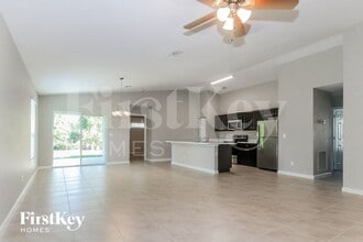 957 SE Caravan Ave in Port St. Lucie, FL - Foto de edificio - Building Photo