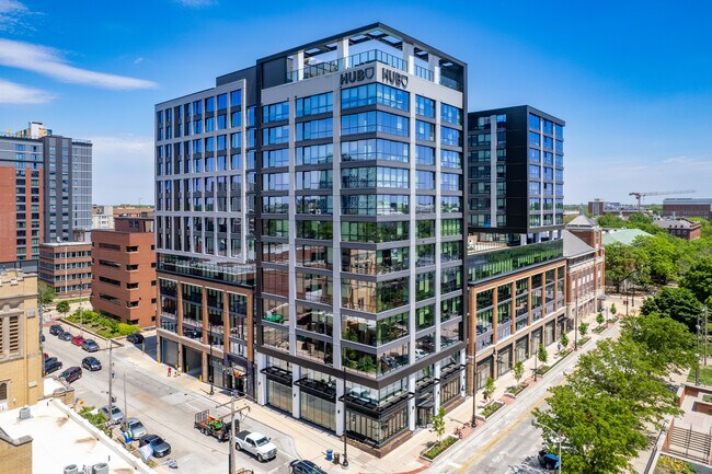 Hub Champaign in Champaign, IL - Foto de edificio - Building Photo