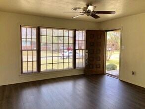 2204 Churchill Way in The Village, OK - Building Photo - Building Photo
